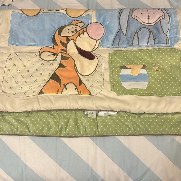 Disney Winnie the Pooh LIKE NEW quilted Crib blanket - Picture 2 of 4